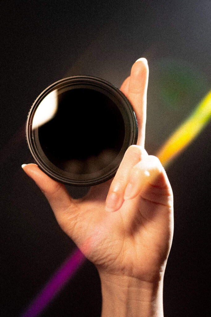 Filtro de densidad neutra variable SZ sostenido delante de una cámara para controlar la exposición