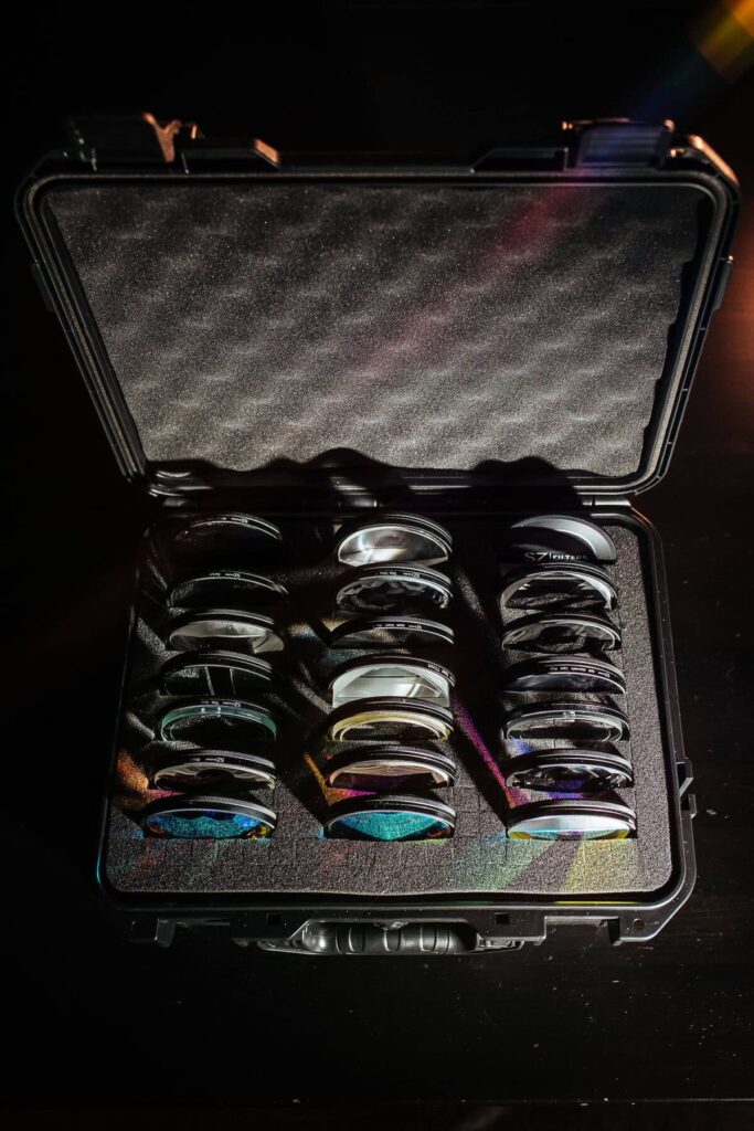 여러 크리에이티브 렌즈 필터가 정리된 열린 SZ Hard Filter Case
