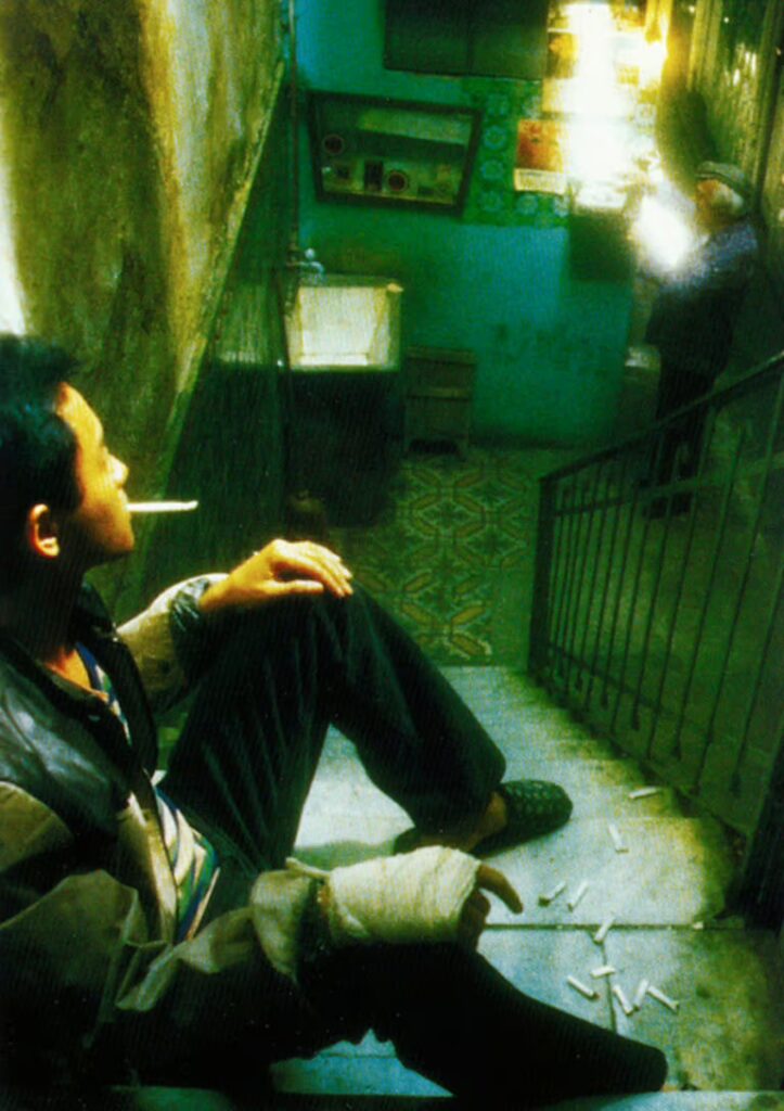 Scène cinématographique éclairée en vert, inspirée de la palette de couleurs de Wong Kar-Wai