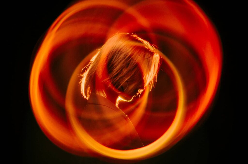 Portrait entouré d’un vortex rouge créé avec le filtre Black Hole