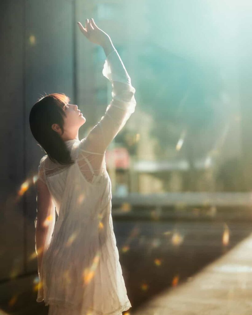 Gegenlichtporträt mit sanftem goldenem Flare durch den Midas Touch Filter