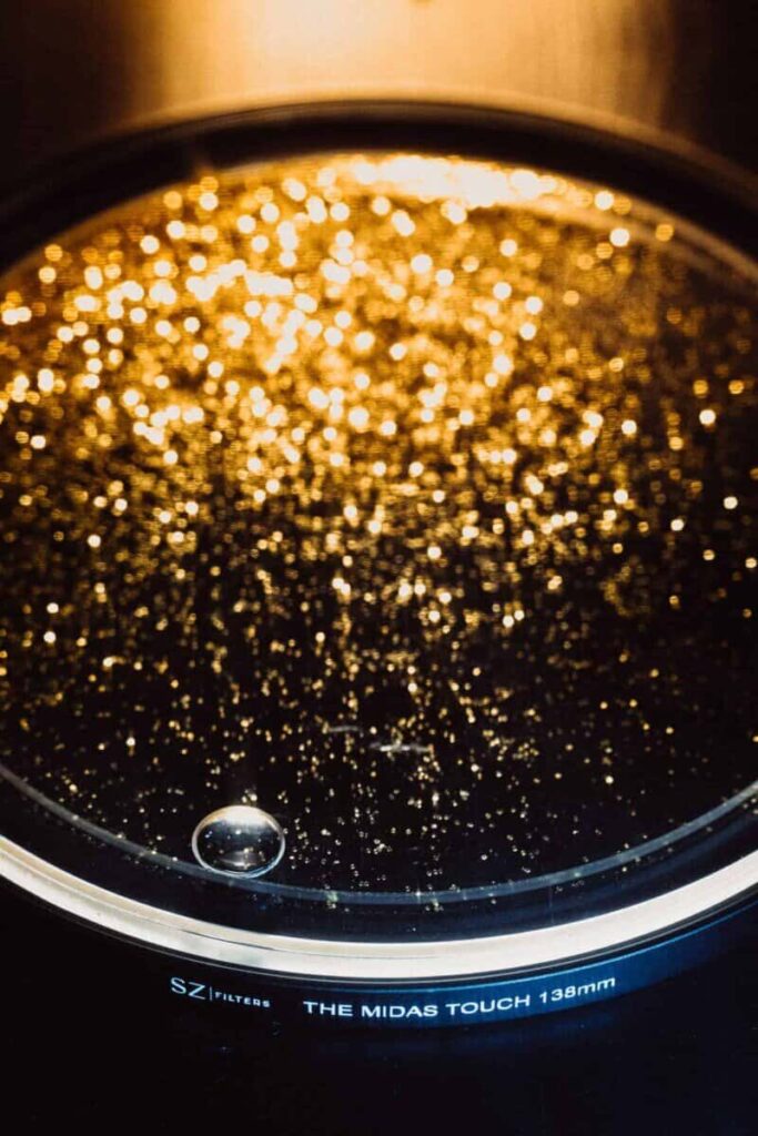 Nahaufnahme des Midas Touch Filter mit golden strukturiertem Glas