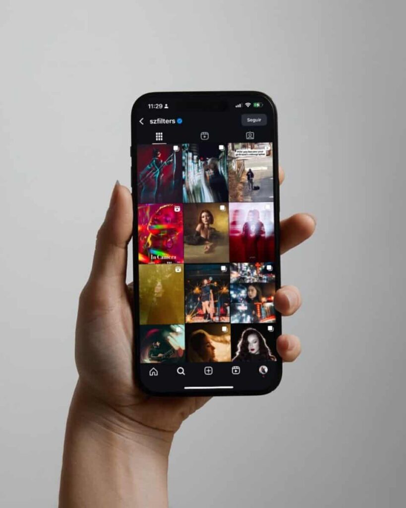 Photographe consultant un portfolio de photographie créative coloré sur un smartphone