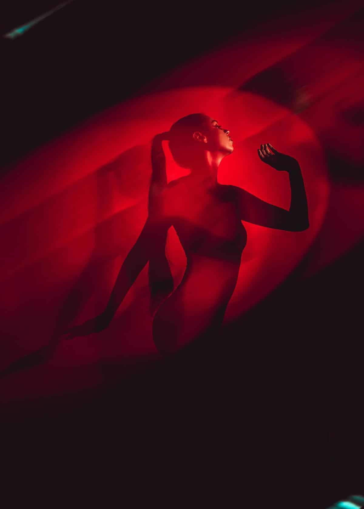 Rot beleuchtetes Porträt mit kreisförmiger Lichtspur des Psyco Double Liner Filter