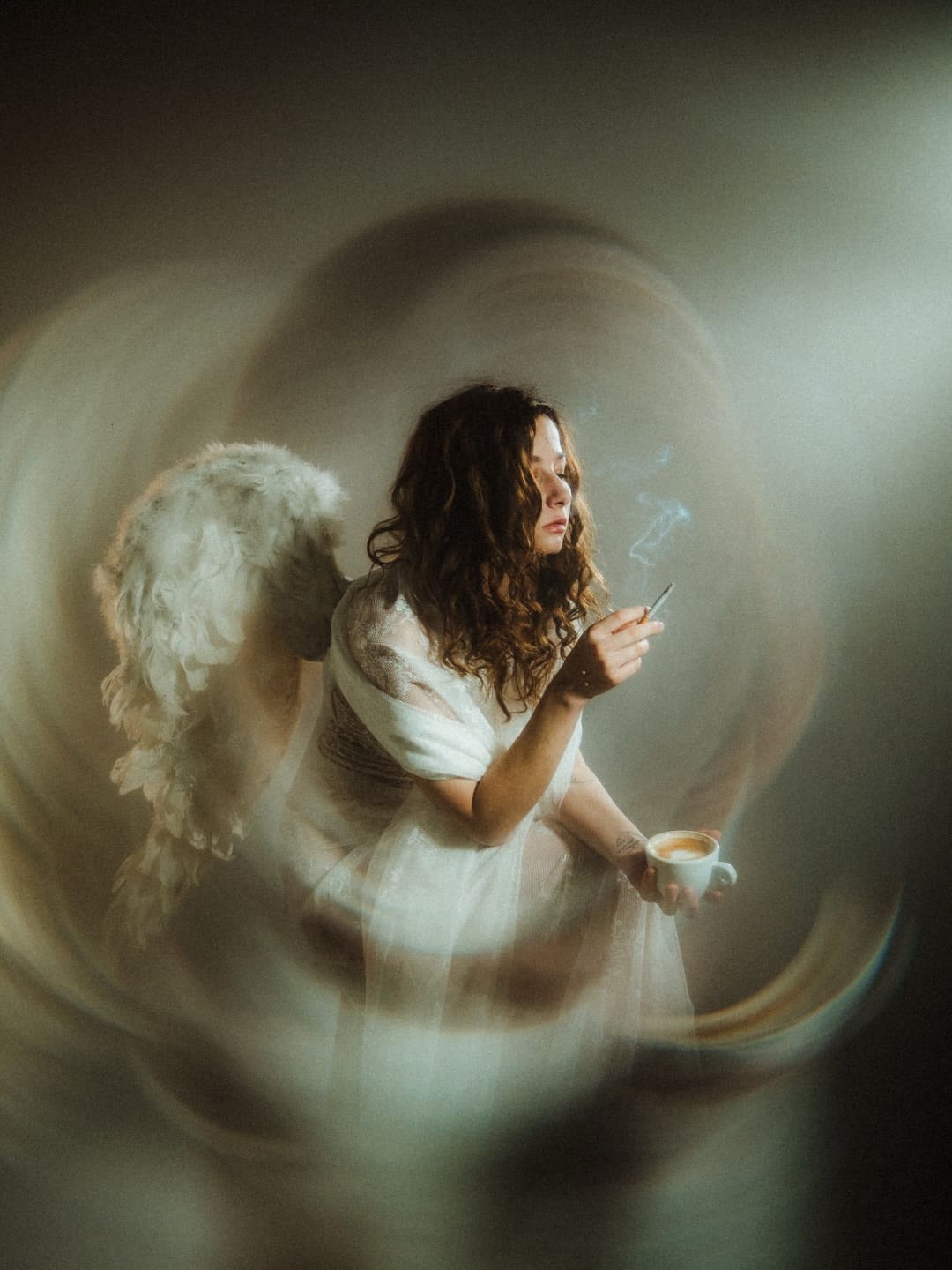Portrait créatif avec des rayons dorés et des reflets montrant pourquoi les photographes devraient expérimenter la lumière