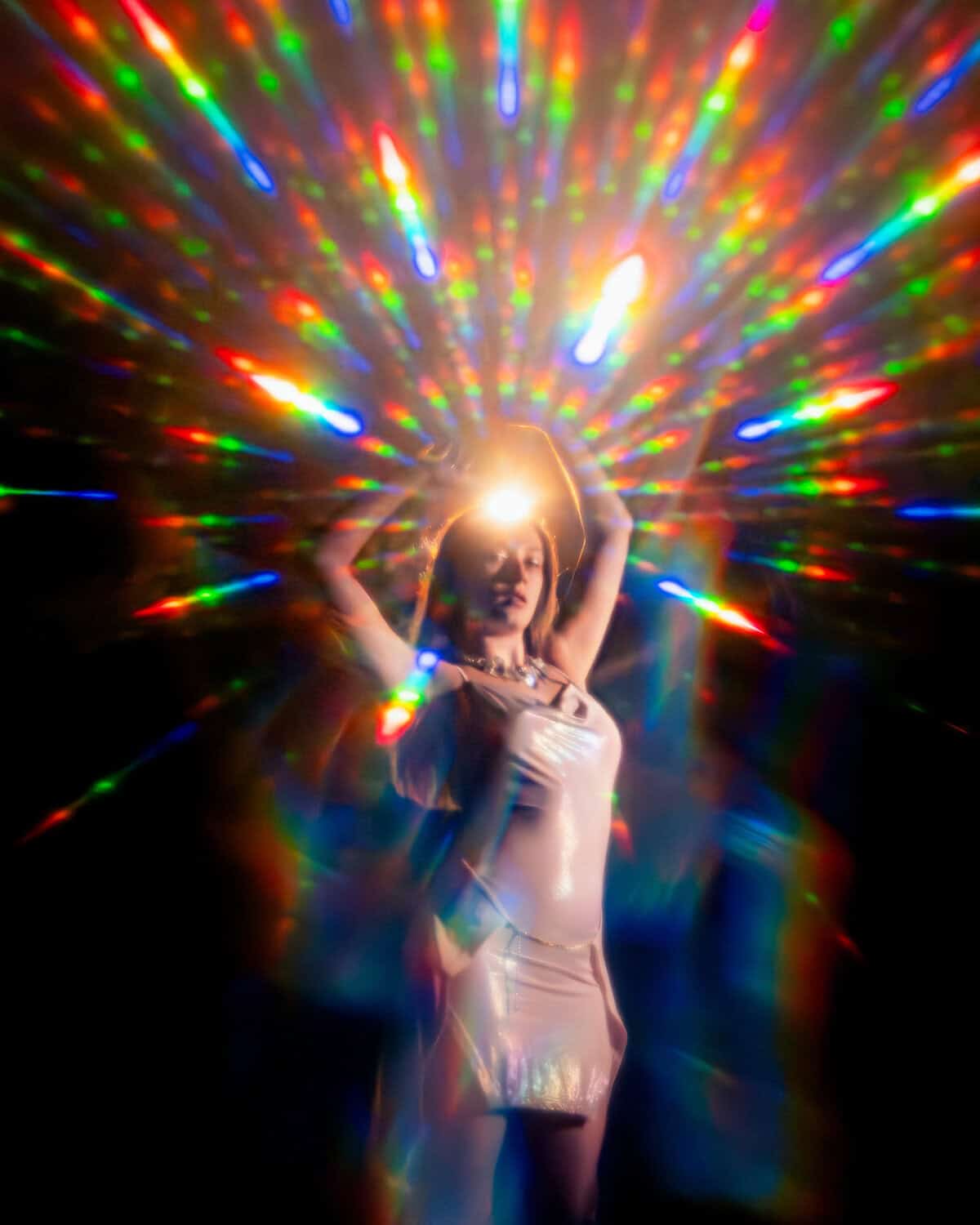 Vortex Aura Objektivfilter, Kamerazubehör. Filmische Szene mit wirbelndem Lichtmuster des Vortex